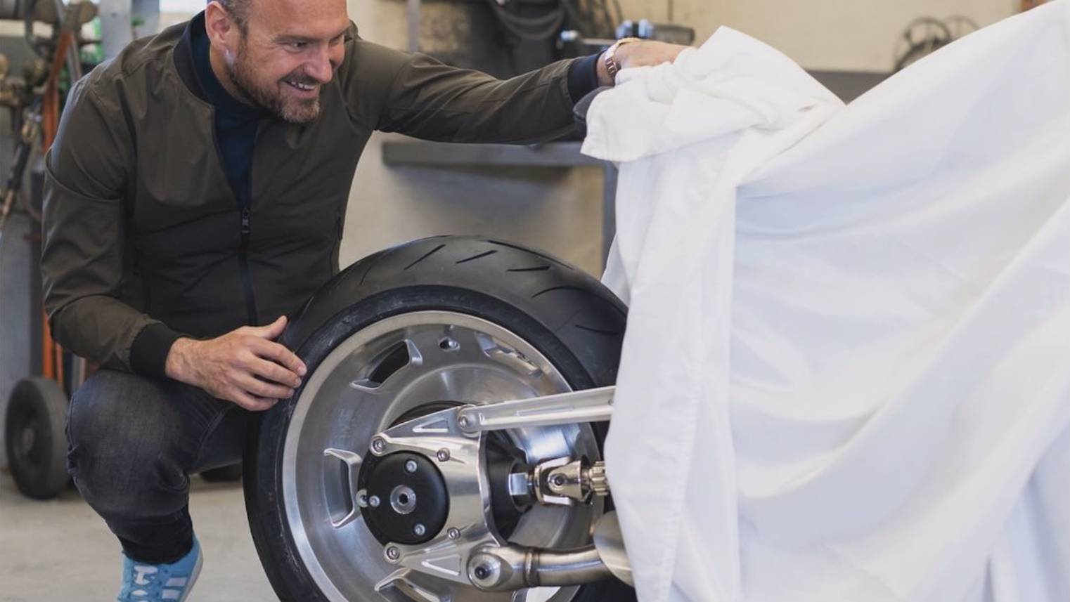 BMW R18 teaser image